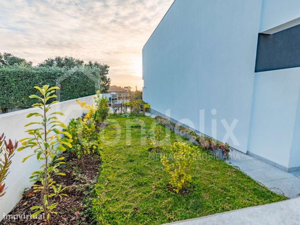 Moradia T3 com terraço, piscina e decoração de autor, Madalena-56