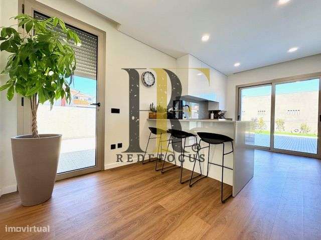Moradia T4 de Luxo com Piscina e Jardim em Esmoriz-17