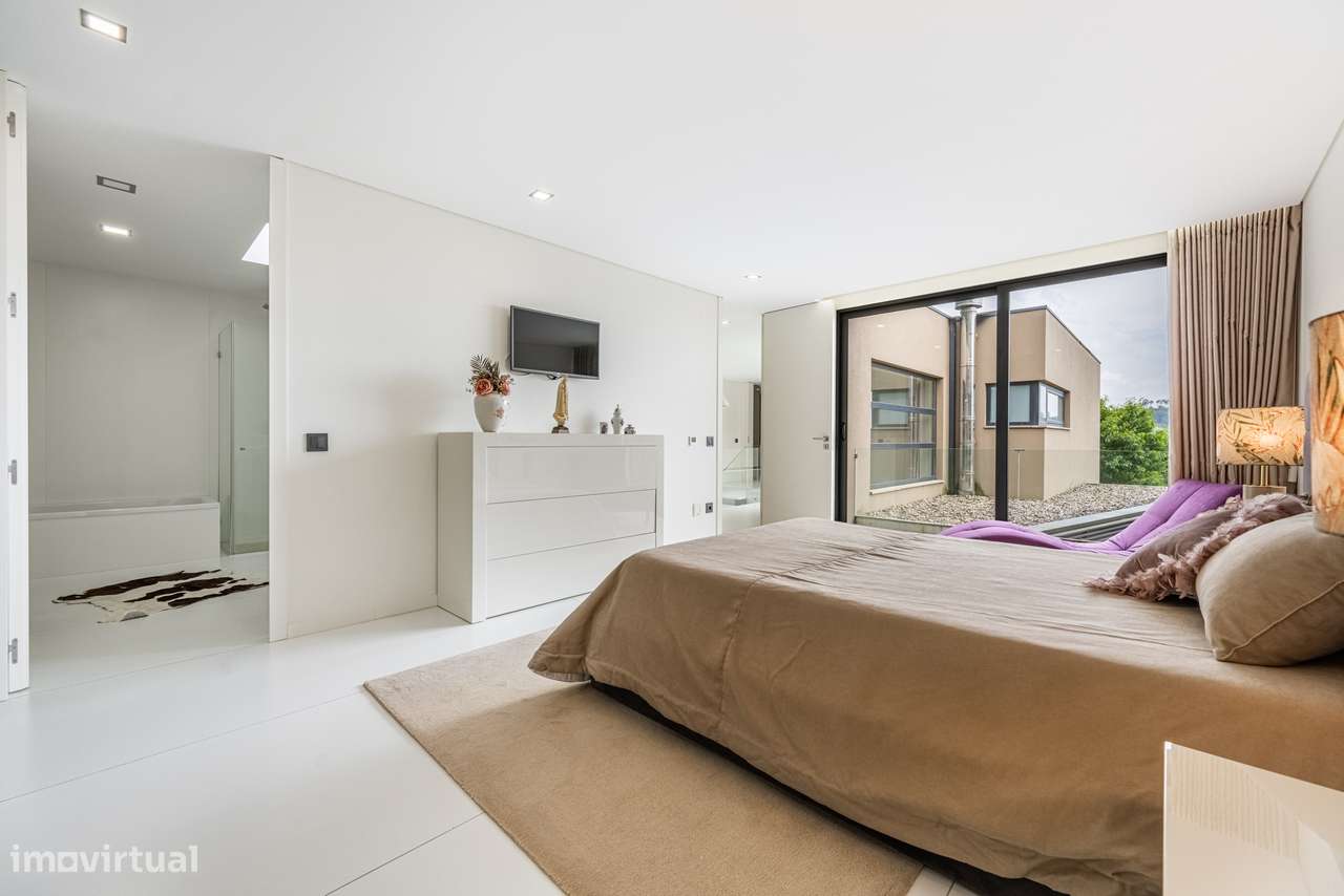 Moradia T4 com Rooftop Panorâmico e Piscina Privativa em GUIMARÃES-29