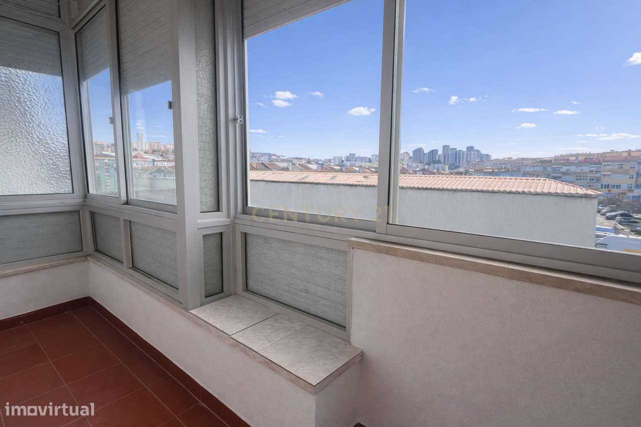 Apartamento T2 com Marquise e Excelente Potencial | Damaia de Cima – A-25