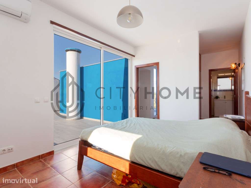 Moradia T4 com piscina infinita em terreno amplo em Silves-15