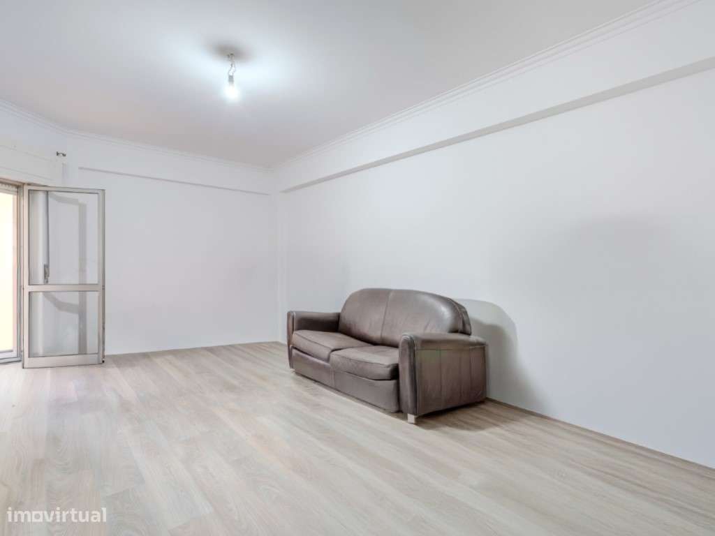 Apartamento T2 no Cacém com Arrecadação | Junto à Estação-2