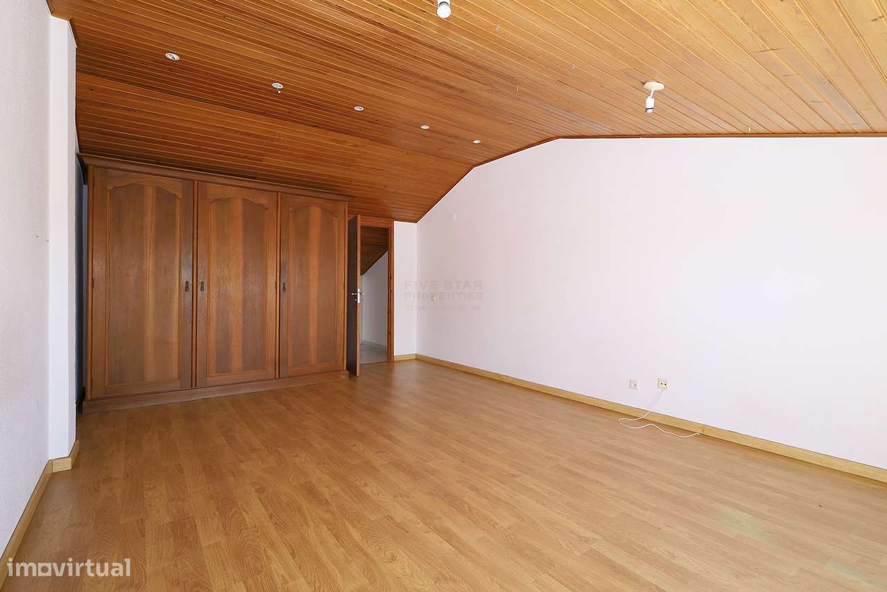 Moradia com duas fracções – Rentabilidade Imediata – Porto Salvo – Oei-44