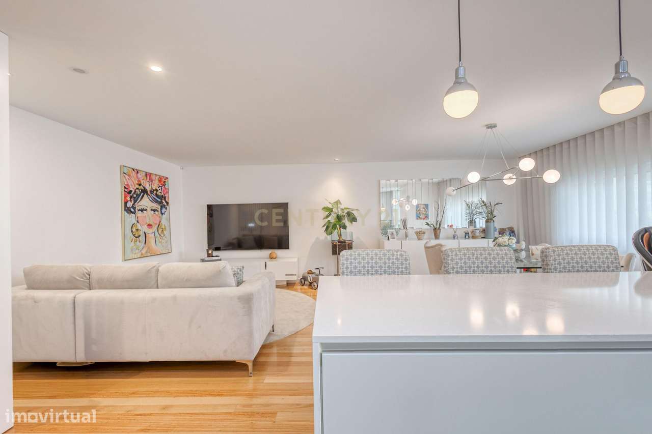 T3 Renovado com Terraço a 200m da Praia de Lavadores-10