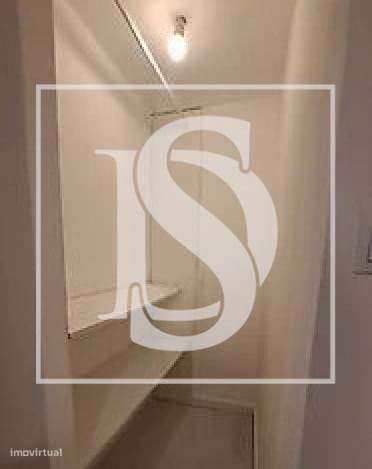 Loja remodelada e transformada em apartamento no Laranjeiro-13