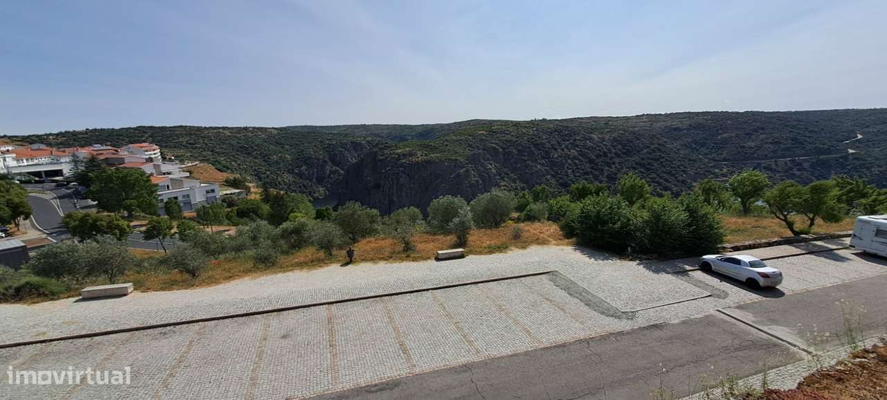 Moradia para Restaurar, zona histórica de Miranda do Douro-12