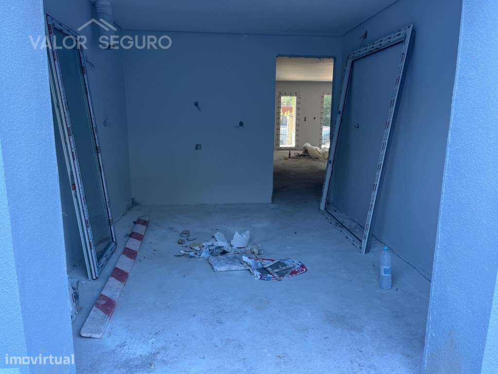 Apartamento T2 novo com garagem 2 viaturas e terraço no Sobralinho-18