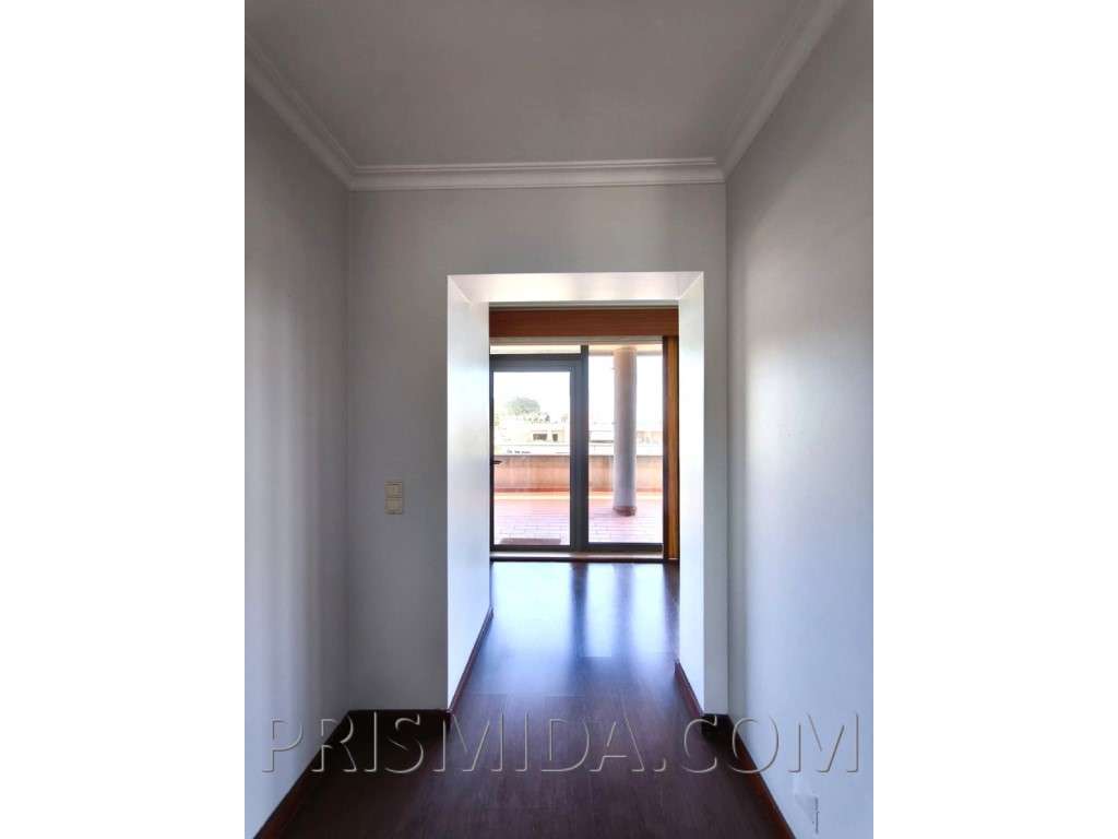 Duplex T4+office Renovado | Bi-Familiar | Terraço c/Churrasqueira-24