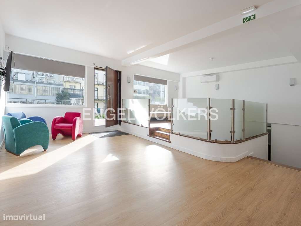 Loja de 4 pisos com 455m2 nas Avenidas Novas - Grande imagem: 2/28