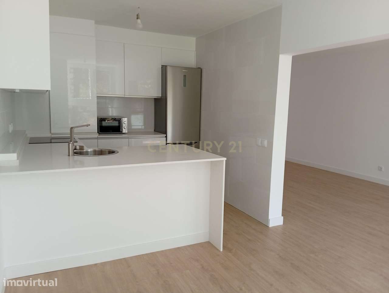 Apartamento T2 completamente remodelado na prestigiada e tranquila zon-12