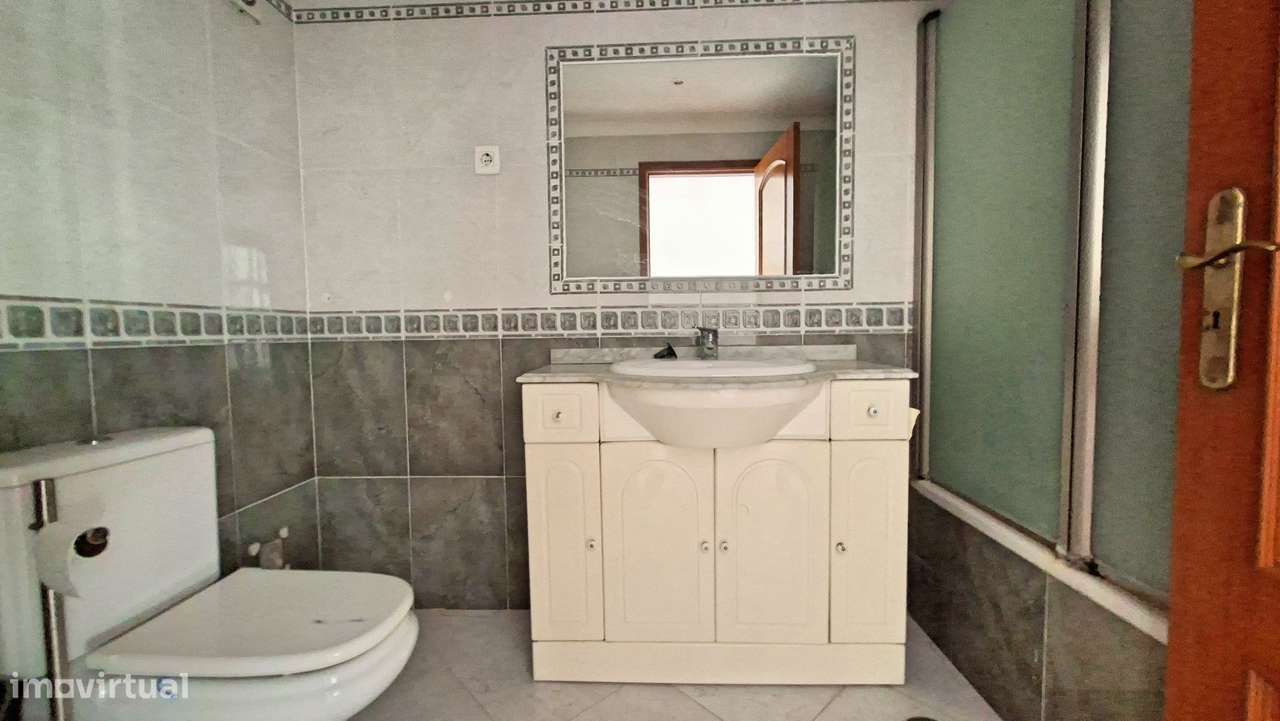 Apartamento T2+1 com 209m2 , garagem no Montijo-11