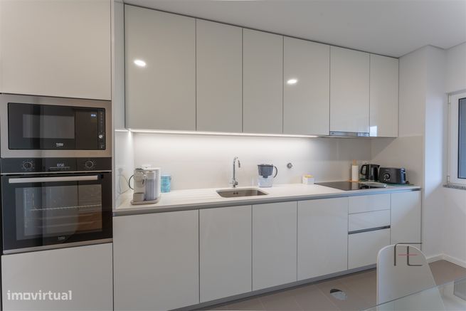 Apartamento T3 como novo, 2 lugares de garagem e 2 arrecadações, Esmor-9