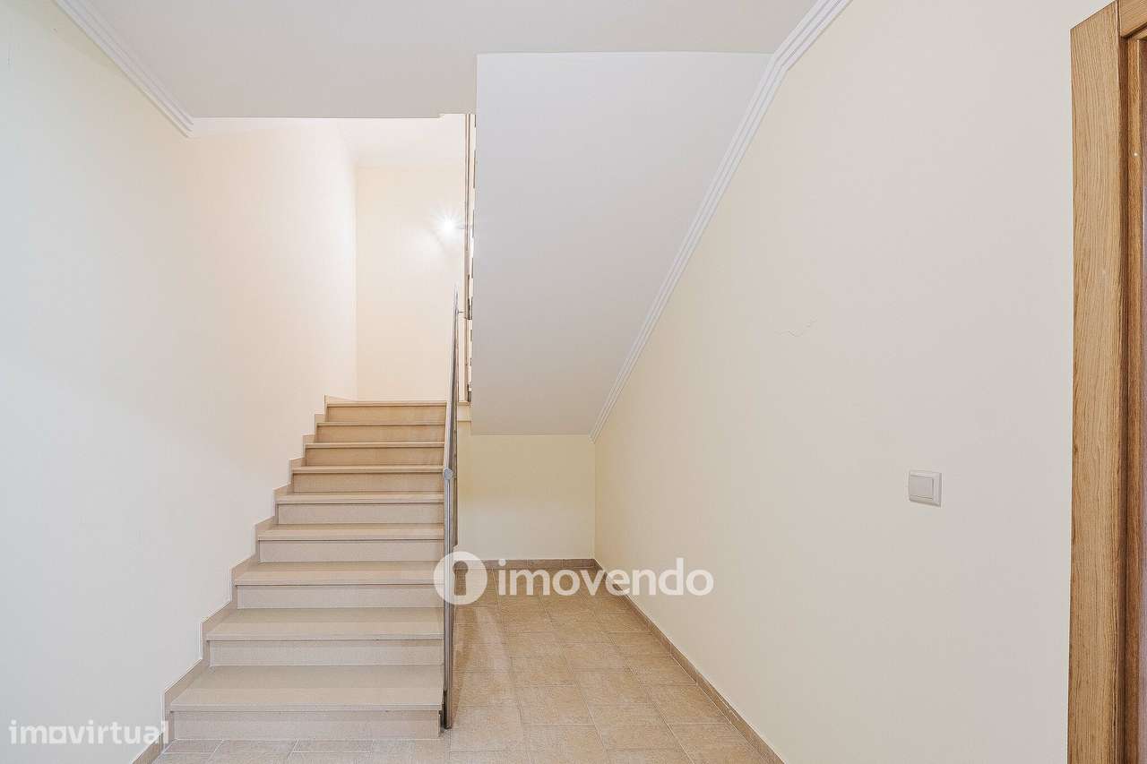 Moradia T4, com condomínio com piscina, em Almargem do Bispo-37