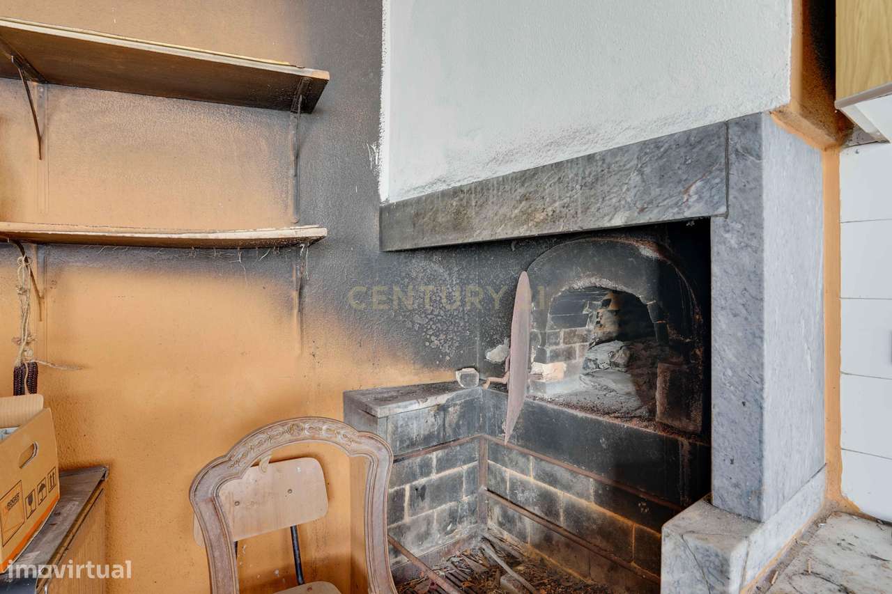 Moradia para remodelação total em Parede com Vista Panorâmica para o M-31