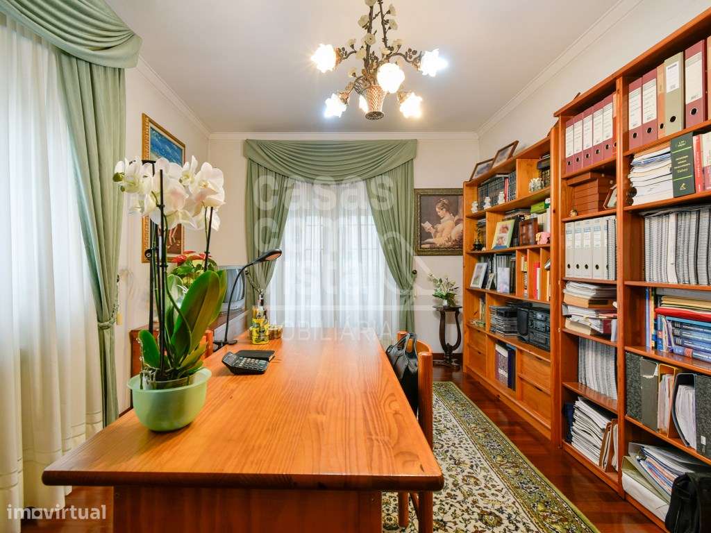 Moradia T4 em Leiria com garagem dupla e cave, ideal para projeto d...-13