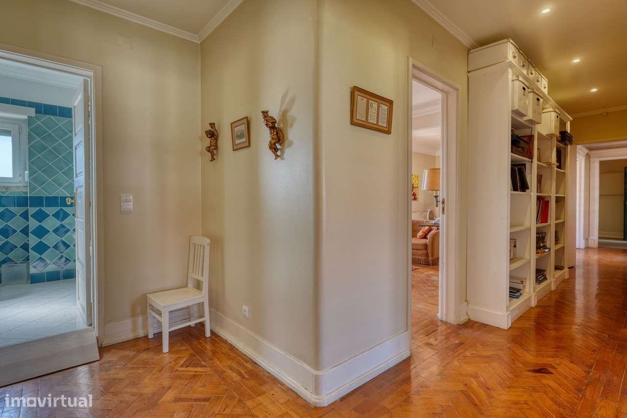 Apartamento T4 com varanda na Av. João XXI, Lisboa-35