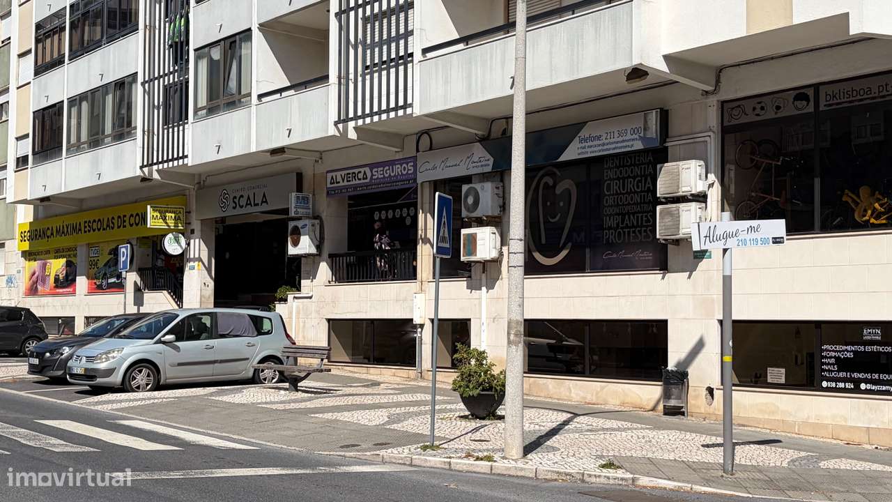 Loja Centro Alverca com Montras Generosas para a Rua Principal-9