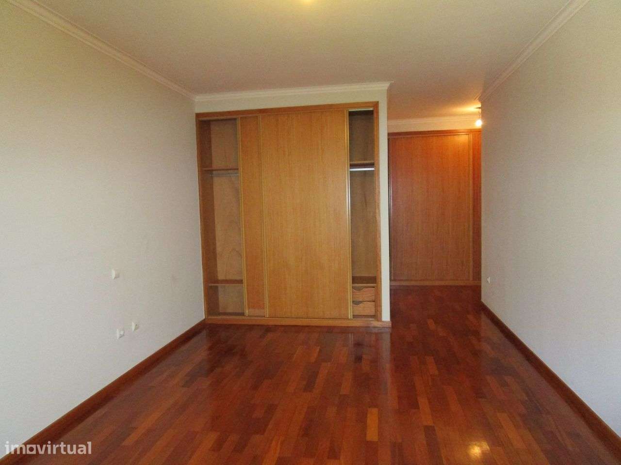 T2 com garagem fechada, em São João de Ver-11