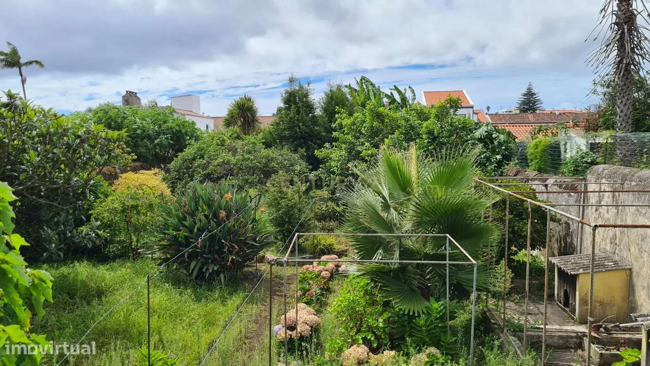 Moradia de estilo antigo com quintal no centro de Ponta Delgada - Grande imagem: 4/46