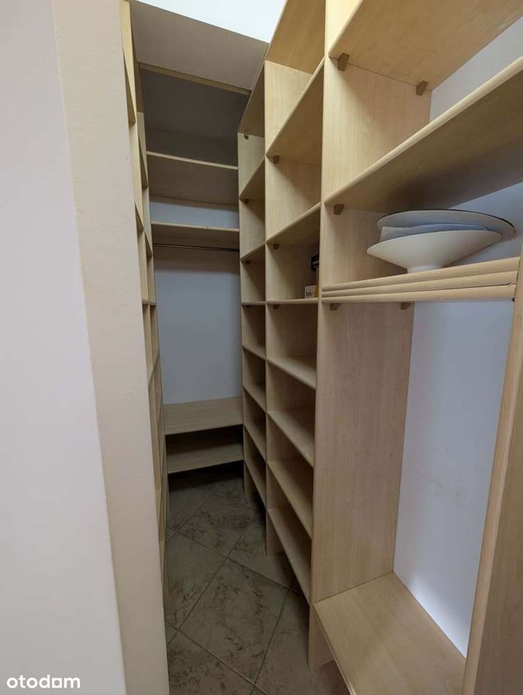 Atrakcyjne z halą garażową i komórką-10