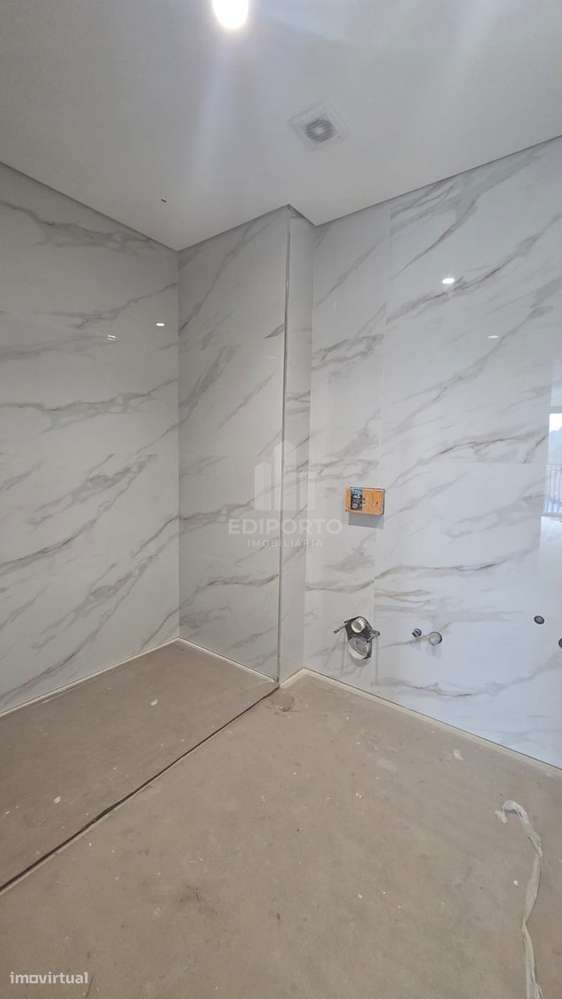 Apartamento T2 com Varanda e Garagem em Condomínio Fechado Conforto, Q-6