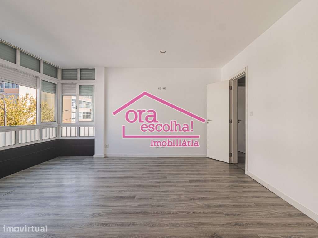 Apartamento T3 com 96 m2 Remodelado na Torre da Marinha - Seixal!-2