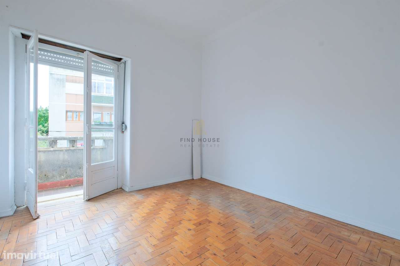 Apartamento T2 para remodelar no centro de Paço de Arcos-6