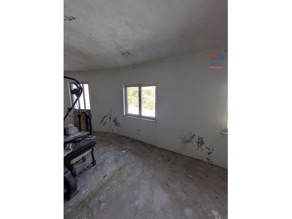 QUINTA COM MORADIA T3 PISCINA TERRENO E ANEXOS-44