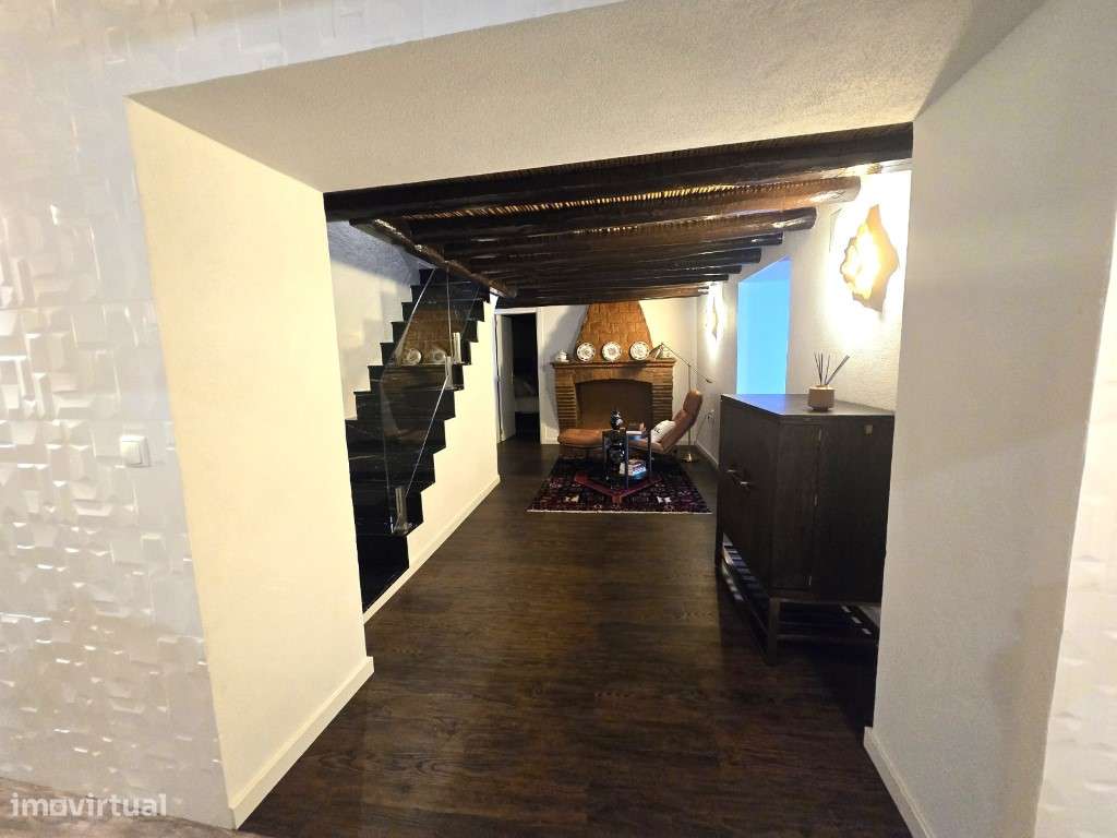 Moradia T5 Moderna com Piscina Aquecida e Garagem para 4 Carros-10