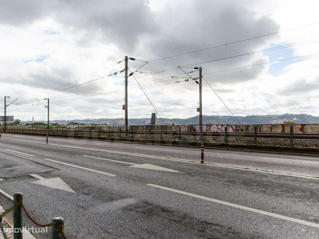 Loja com 2 Salas Amplas e Cenário Exclusivo sobre o Tejo-20