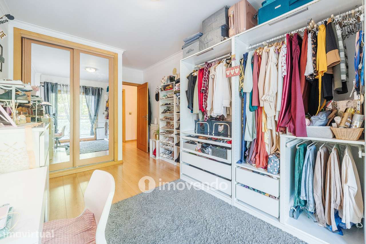 Apartamento T2 moderno, com garagem e varanda enorme, na Malvarosa-31