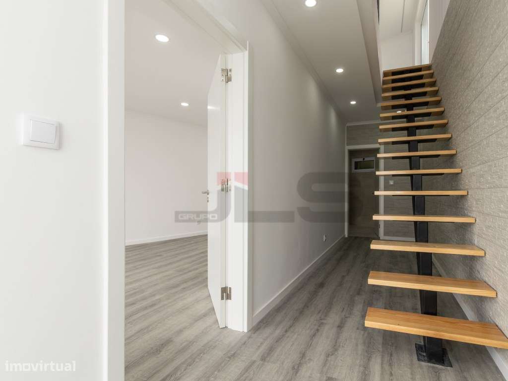 Moradia V1+1 Totalmente Remodelada com Vista Mar em Água de Alto-16