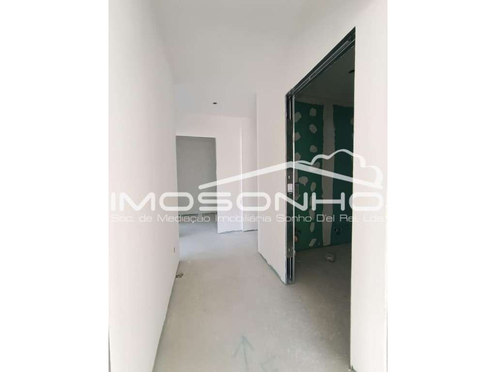 Moradia T3 de linhas modernas-6