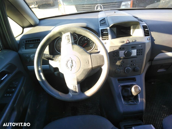 Dezmembrez Opel Zafira B - 3