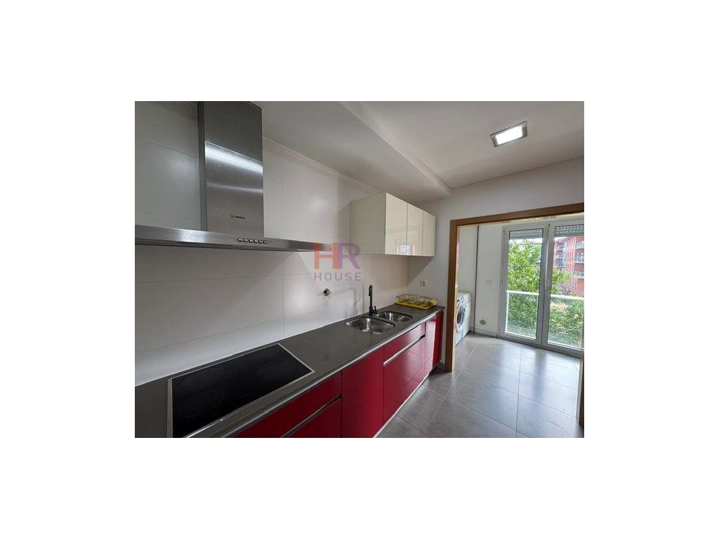 Quinta da Portela Vende-se T2 com garagem dupla.-1