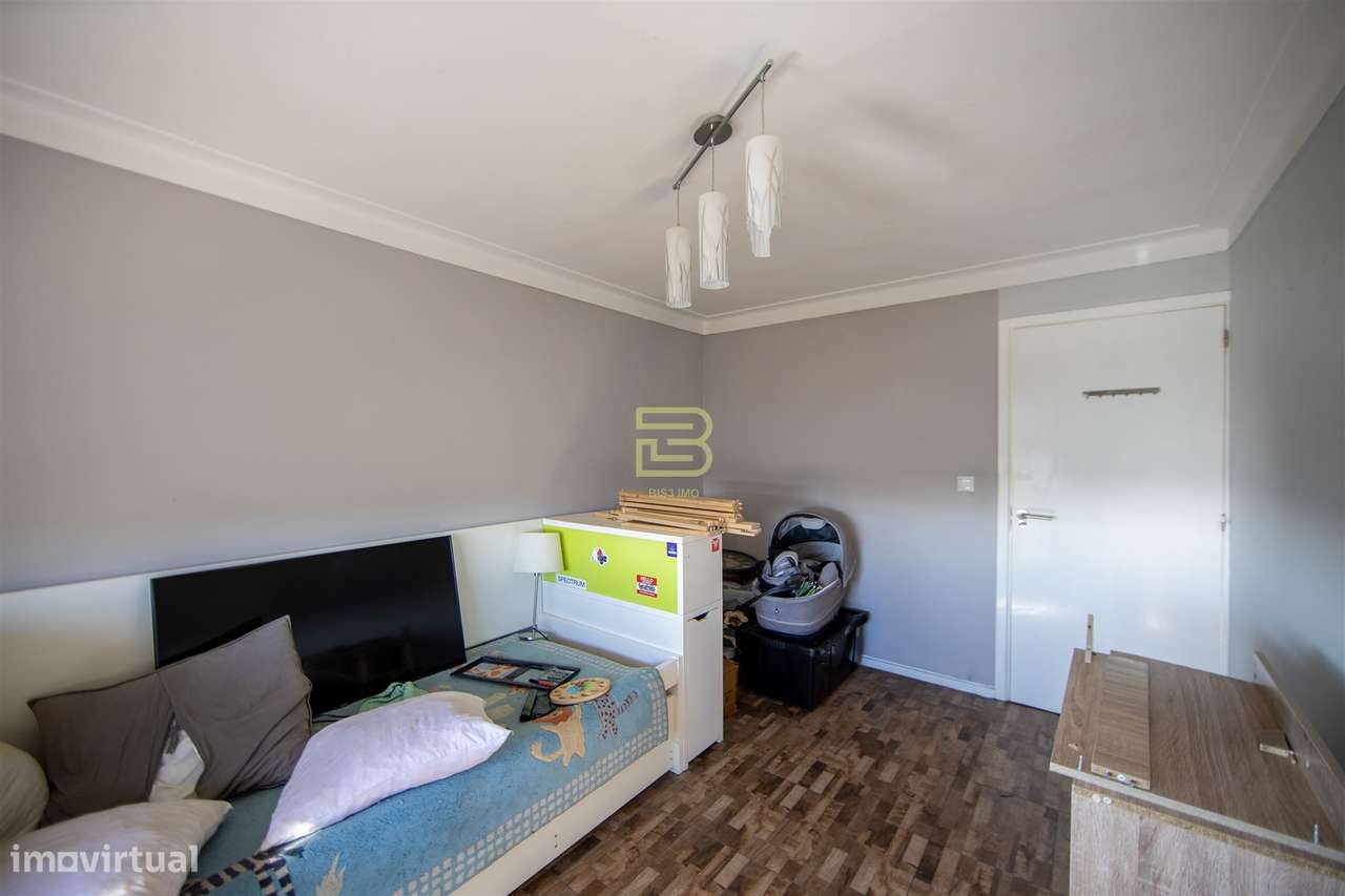 T2 com 2 frentes, varanda em Santegãos, Rio Tinto, situado no 2.º anda-8