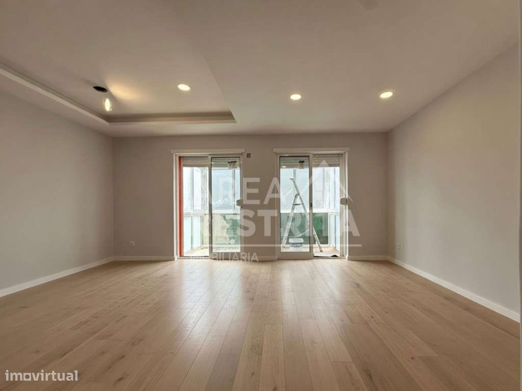 Apartamento T4 transformado em T3 no Laranjeiro-6