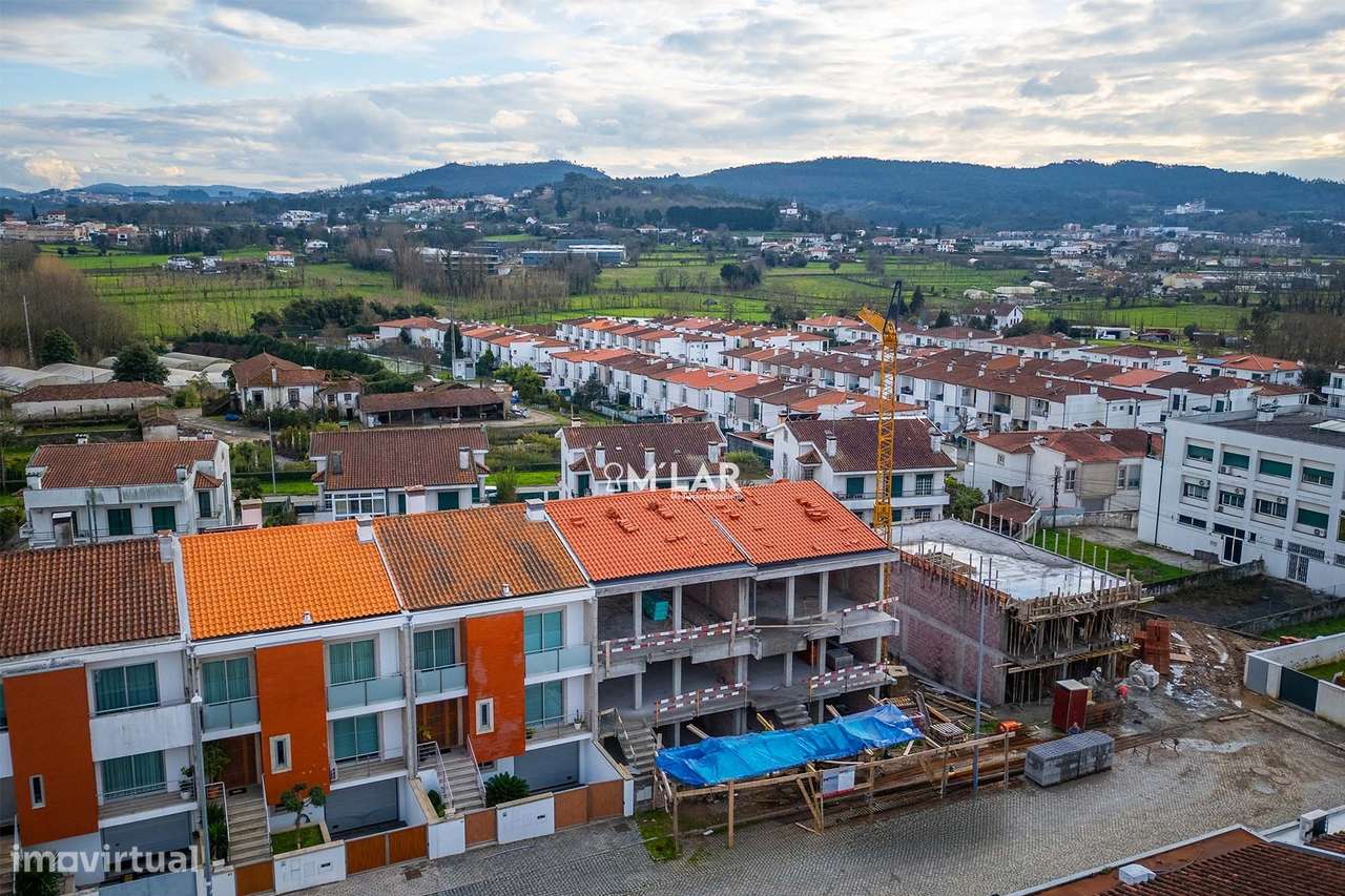 Moradia T3+1,  de gaveto, em Merelim S. Pedro – Braga-14