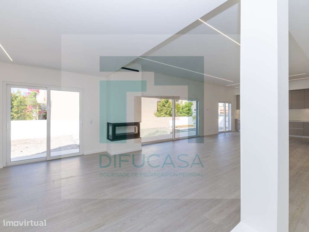 Moradia Independente T4 com 2 Suítes, Piscina e Garagem - Grande imagem: 5/36