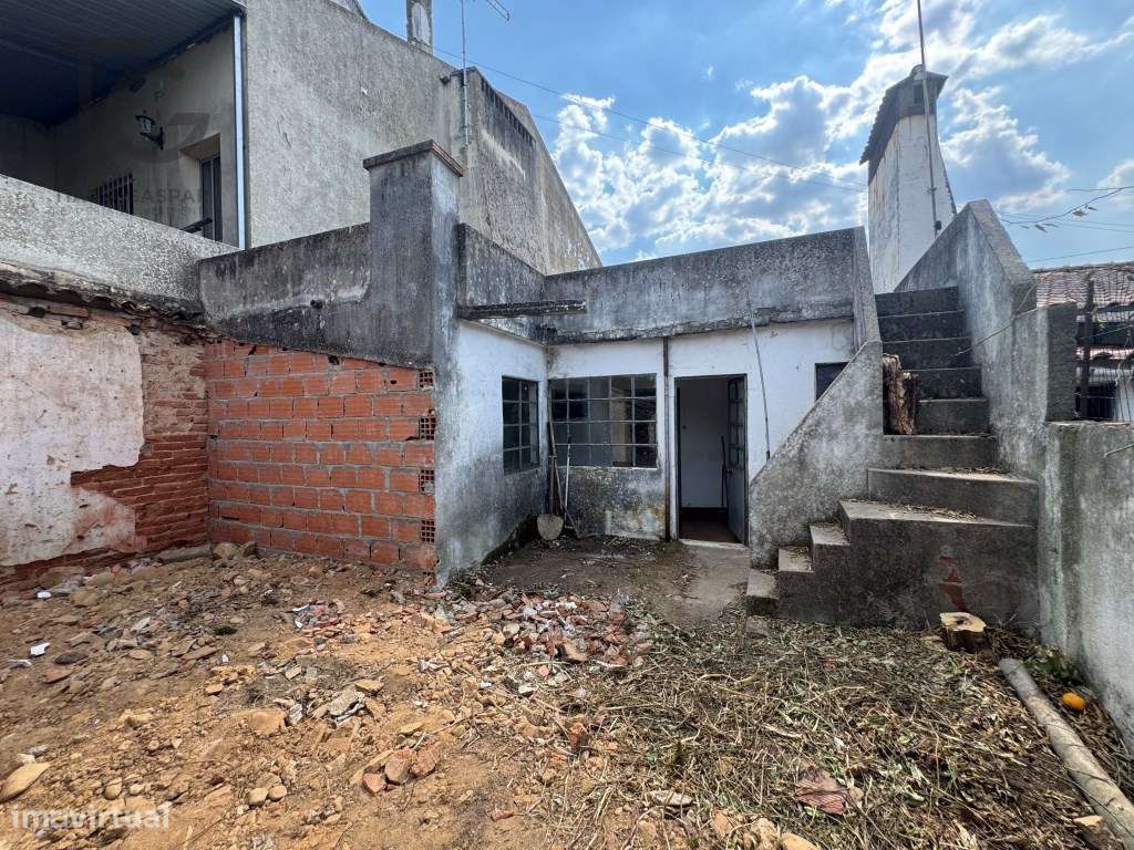 Moradia T2+2 com logradouro no centro de Gavião-7