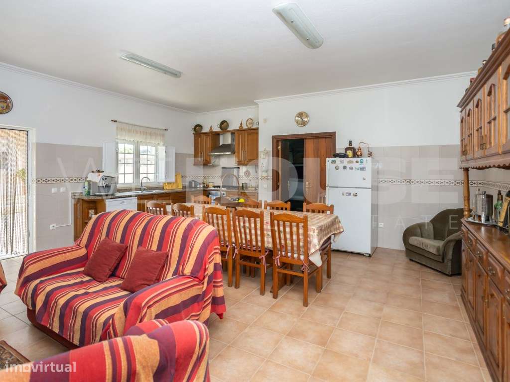 Moradia T4 com 280 m2, inserida em terreno com 2500 m2 em Palmela-25