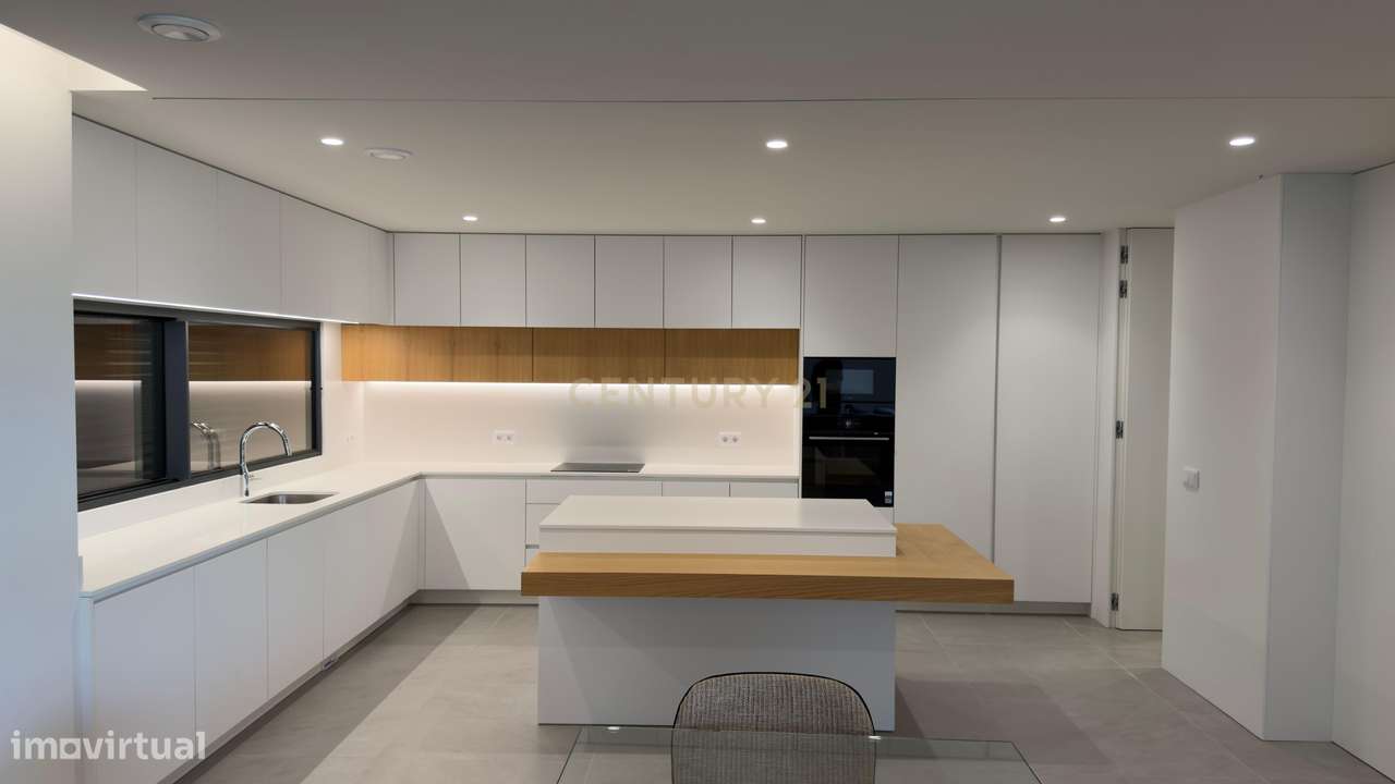 Moradia Contemporânea de Luxo em Azurara | Elegância, Privacidade e Di-16