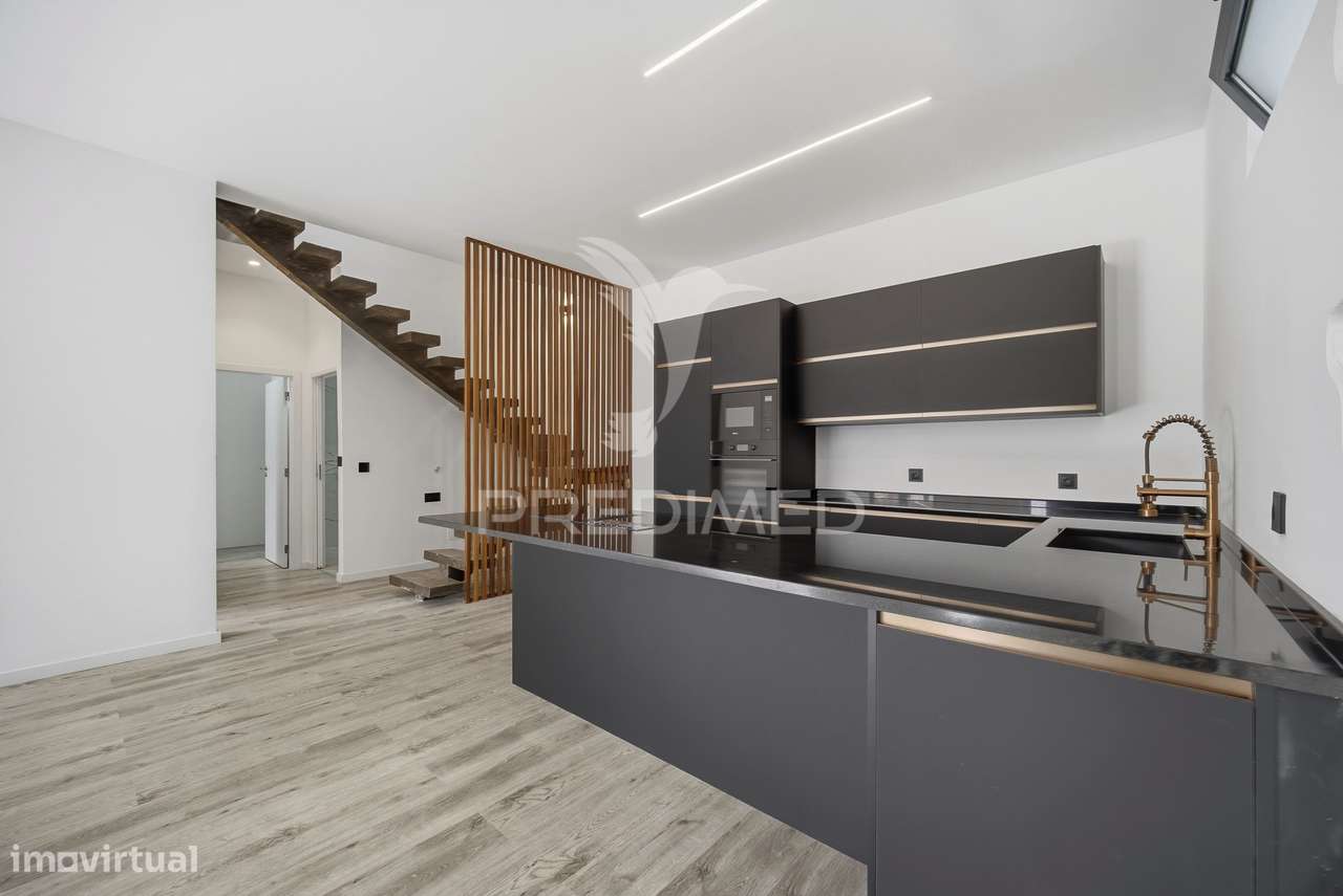 Moradia Renovada com Sótão e Garagem na Zona Premium da Boa Nova –... - Grande imagem: 5/18