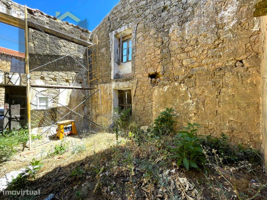 Moradia para restauro com quintal em Escalos de Cima, Castelo Branco. - Grande imagem: 3/6