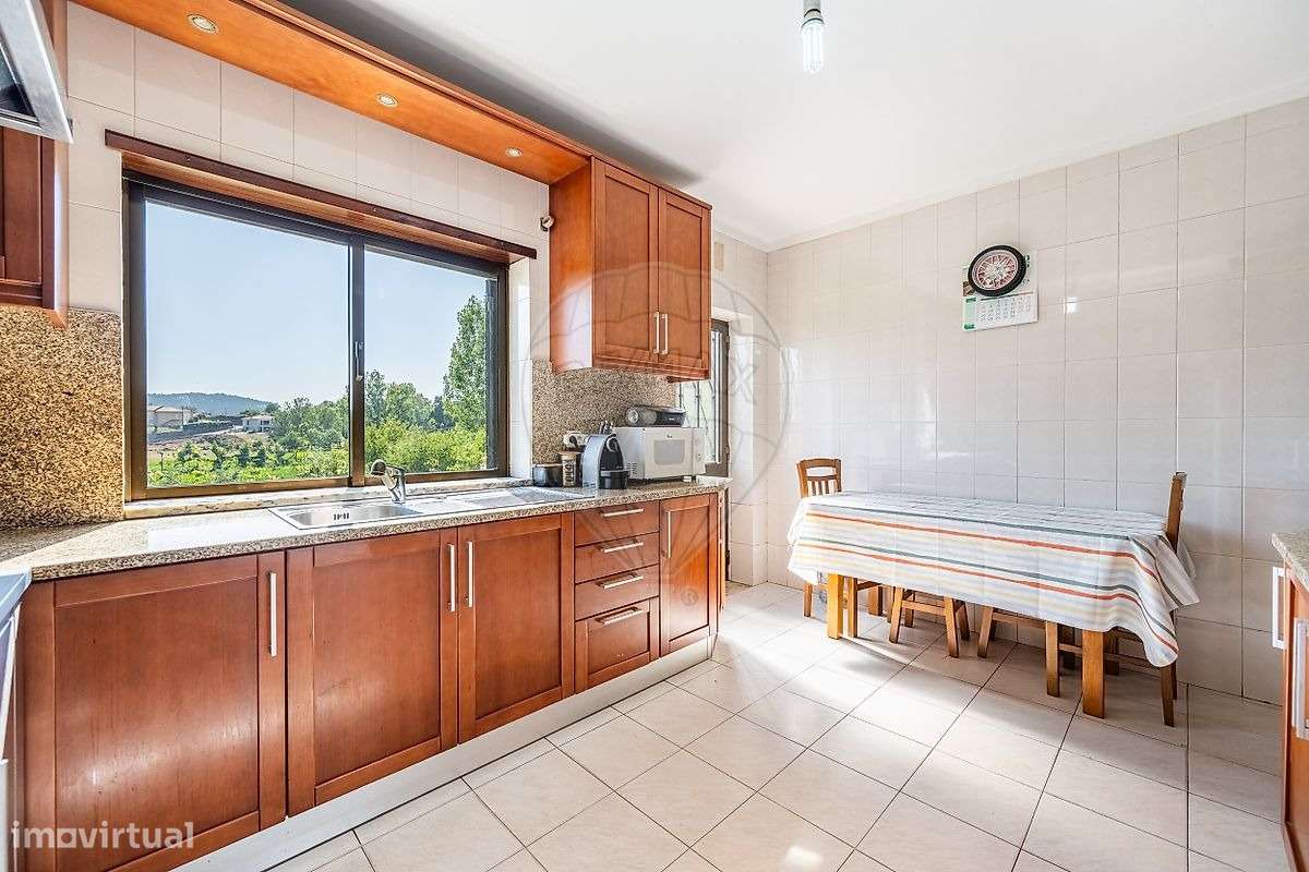 Moradia T4 com Terreno e Árvores de Fruto em Moure, Vila Verde-3