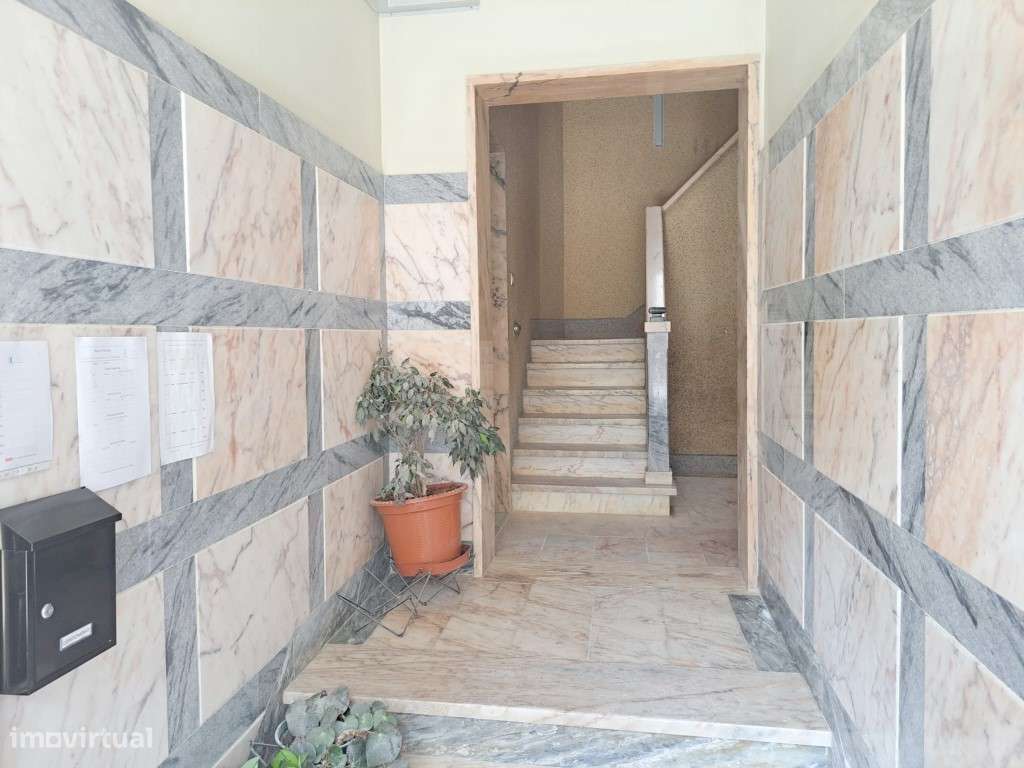 Apartamento T2 com pátio para venda em Algueirão-Mem Martins - Sint...-37