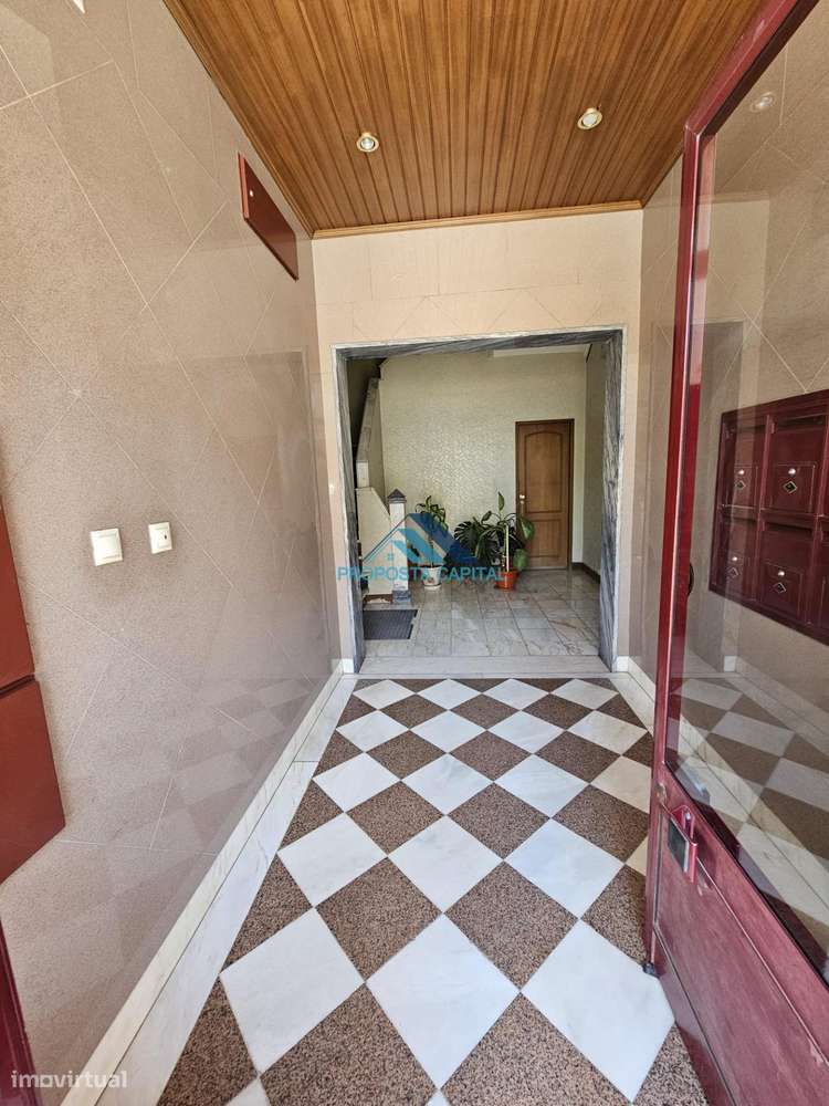 APARTAMENTO T4 REMODELADO CENTRO AMORA-46