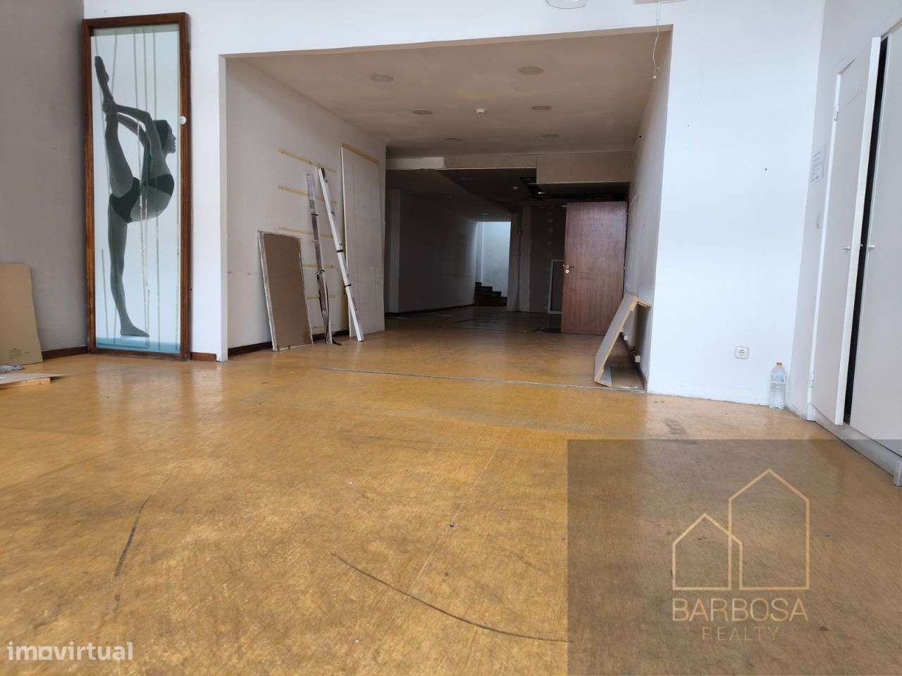 Loja de rua c/ 2 pisos, 3 WCs, 227m2 - zona movimentada Porto-12