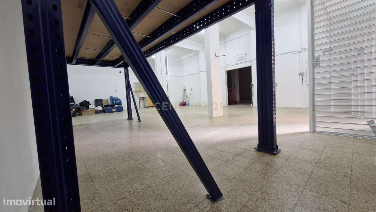 Garagem renovada bem localizada-12