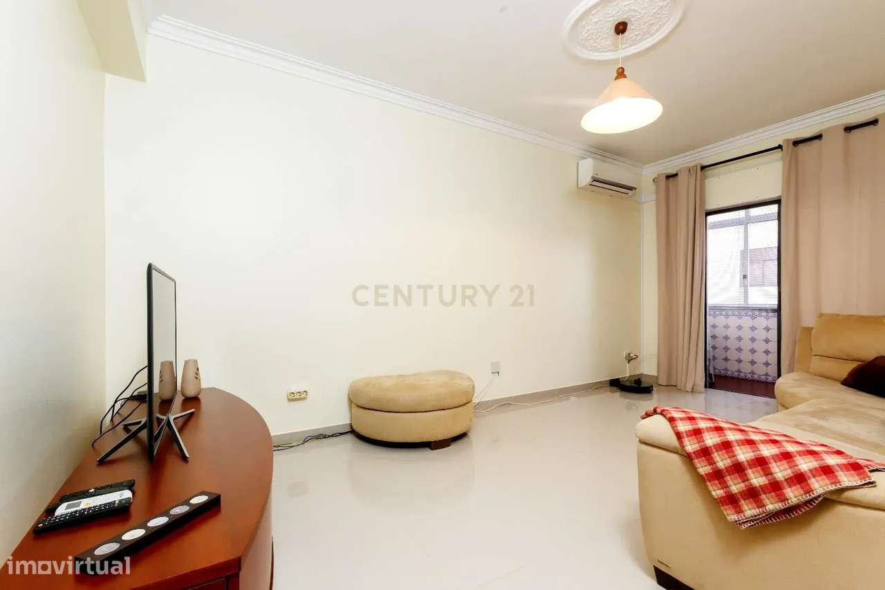 T2 R/c. alto - Remodelado - Torre da Marinha-5